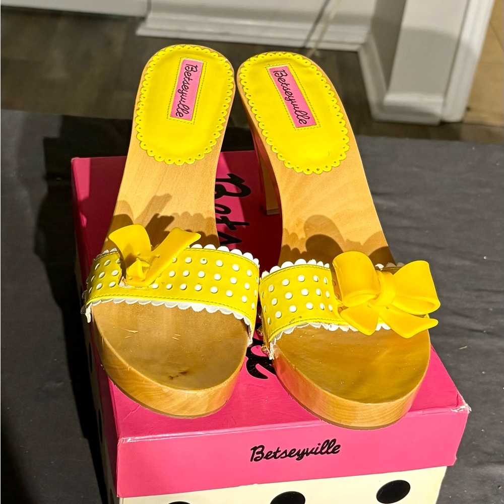 Betsey Johnson VEGA WOODEN heels w Yellow patent leather with Scalloped Trim.